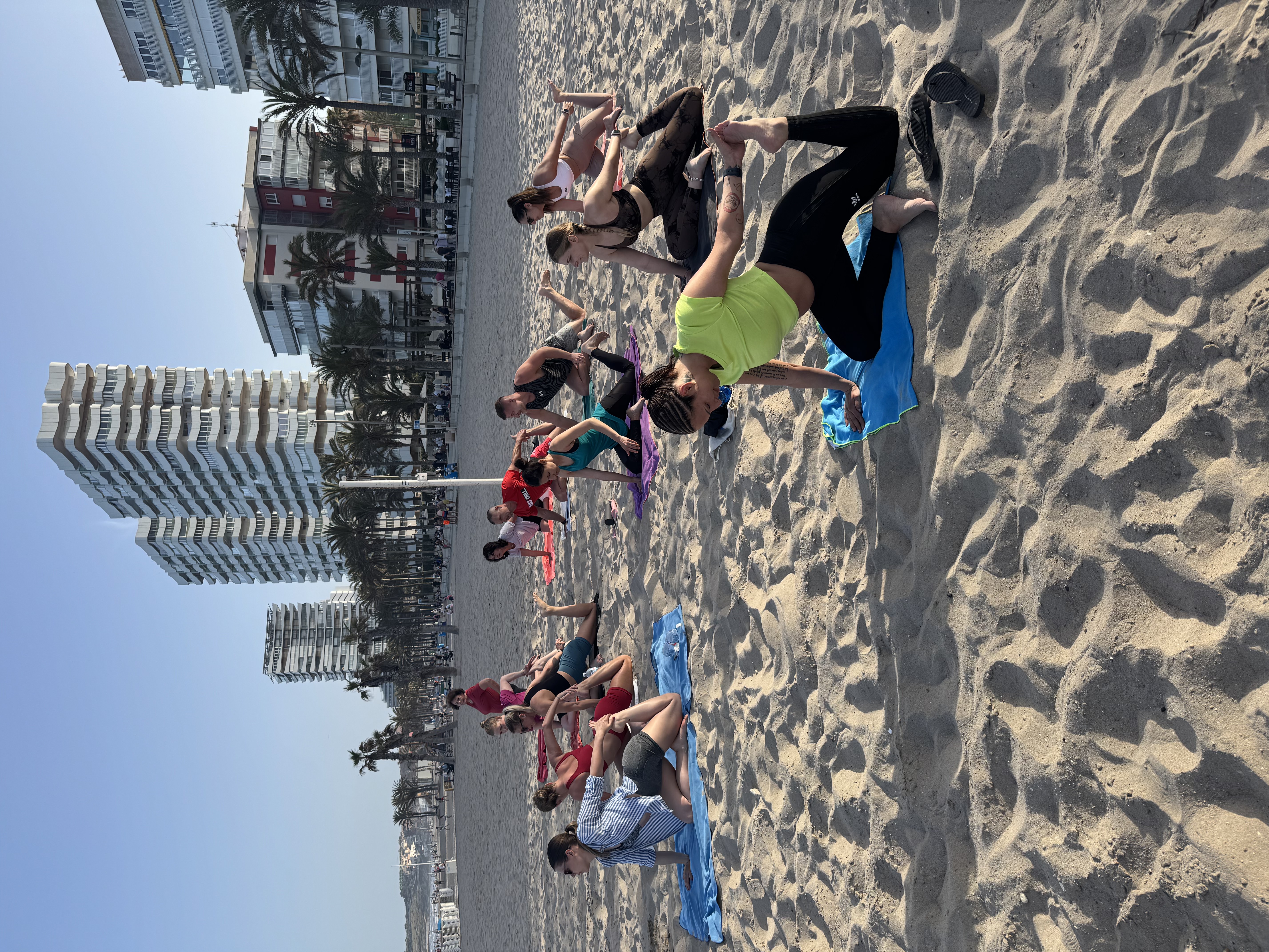 Jóga póz a homokban